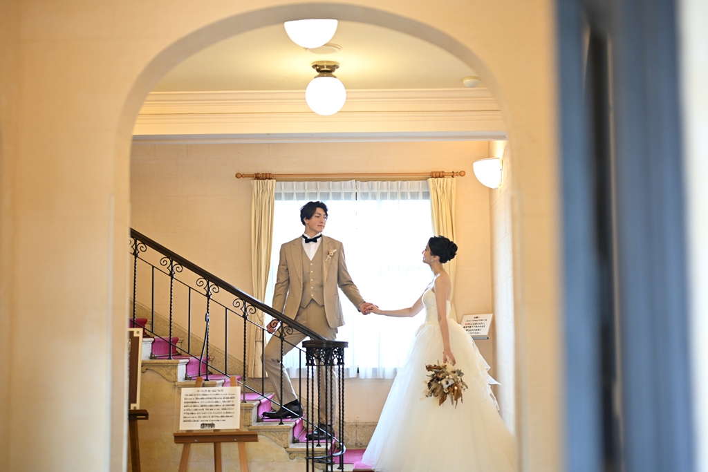 ハンモックでリラックスしてる新郎新婦、ウェディングフォトの撮影カット