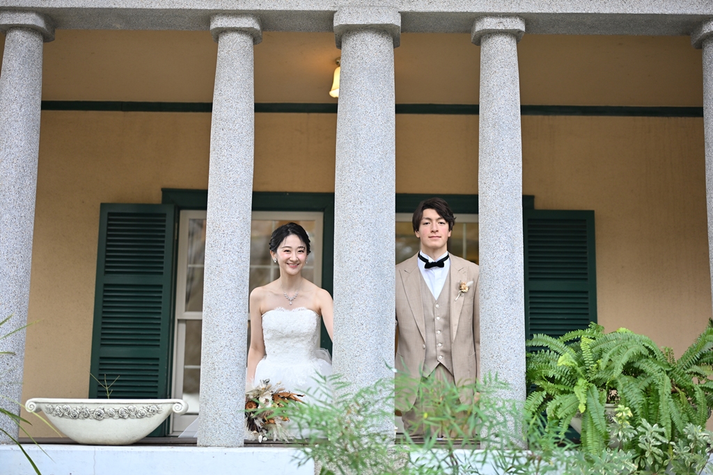 大きな木と新郎新婦。ザ・スカイウェディングのフォトウェディング