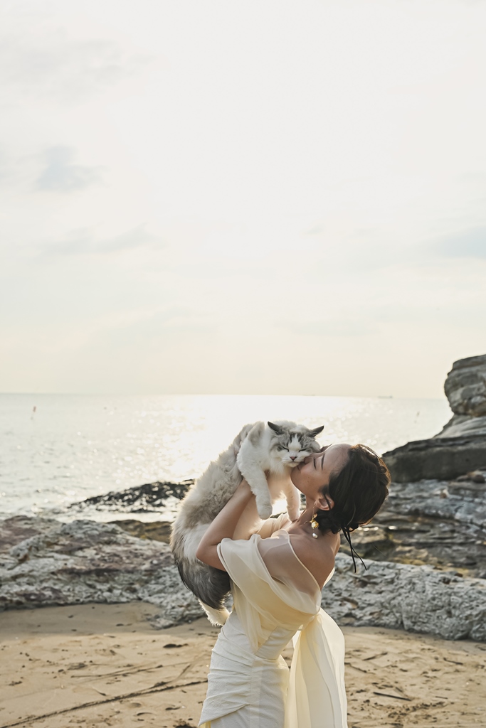 愛犬を囲んで笑う新郎新婦の前撮り写真
