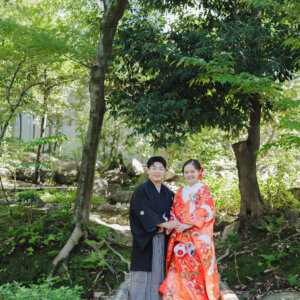 新郎新婦の前撮り撮影より 鮮やかな緑×華やかな赤。知る人ぞ知る揚輝荘の和装フォト