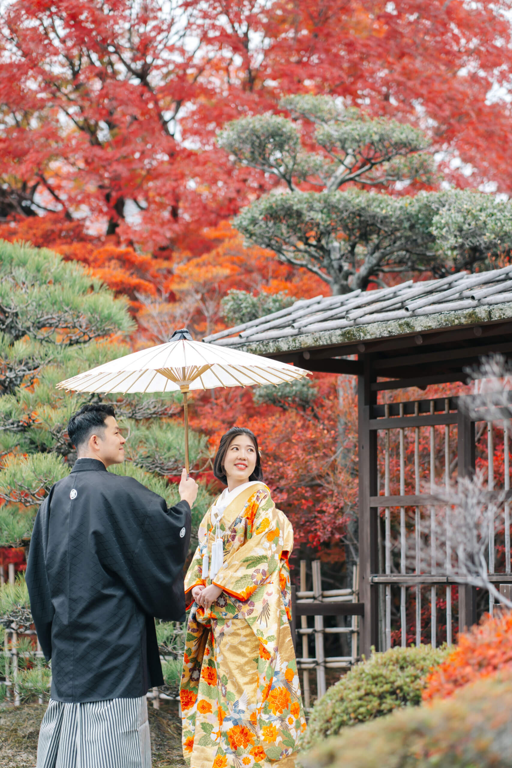 どうだん亭で一面の紅葉に囲まれた撮影写真