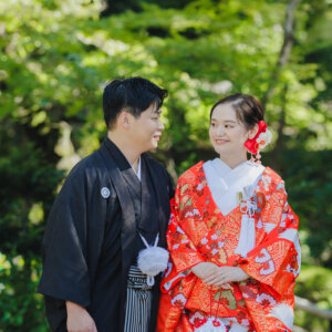 鮮やかな緑×華やかな赤。知る人ぞ知る揚輝荘の和装フォト の結婚写真・前撮りカット
