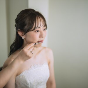 新郎新婦の前撮り撮影より アンティーク空間×ウェディングドレス｜大人花嫁のスタジオフォト