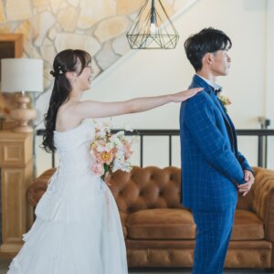 ウェディングフォト撮影の一枚、アンティーク空間×ウェディングドレス｜大人花嫁のスタジオフォト