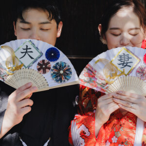 鮮やかな緑×華やかな赤。知る人ぞ知る揚輝荘の和装フォト の結婚写真・前撮りカット