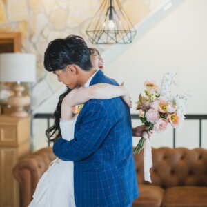 アンティーク空間×ウェディングドレス｜大人花嫁のスタジオフォト｜前撮り・フォトウェディングの撮影カット