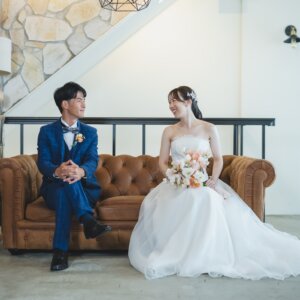 新郎新婦の前撮り撮影より アンティーク空間×ウェディングドレス｜大人花嫁のスタジオフォト
