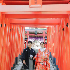 鮮やかな緑×華やかな赤。知る人ぞ知る揚輝荘の和装フォト の結婚写真・前撮りカット