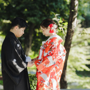 新郎新婦の前撮り撮影より 鮮やかな緑×華やかな赤。知る人ぞ知る揚輝荘の和装フォト