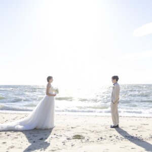 新郎新婦の前撮り撮影より きらめく水面が美しい。内海で叶える憧れの前撮り