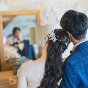 新郎新婦の前撮り撮影より アンティーク空間×ウェディングドレス｜大人花嫁のスタジオフォト