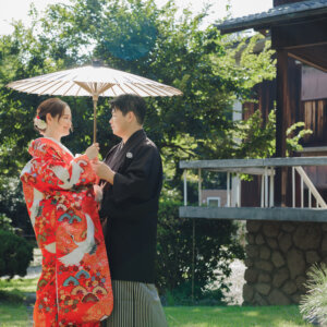 鮮やかな緑×華やかな赤。知る人ぞ知る揚輝荘の和装フォト の結婚写真・前撮りカット