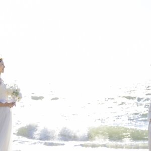 内海で撮影した新郎新婦のウェディングフォト