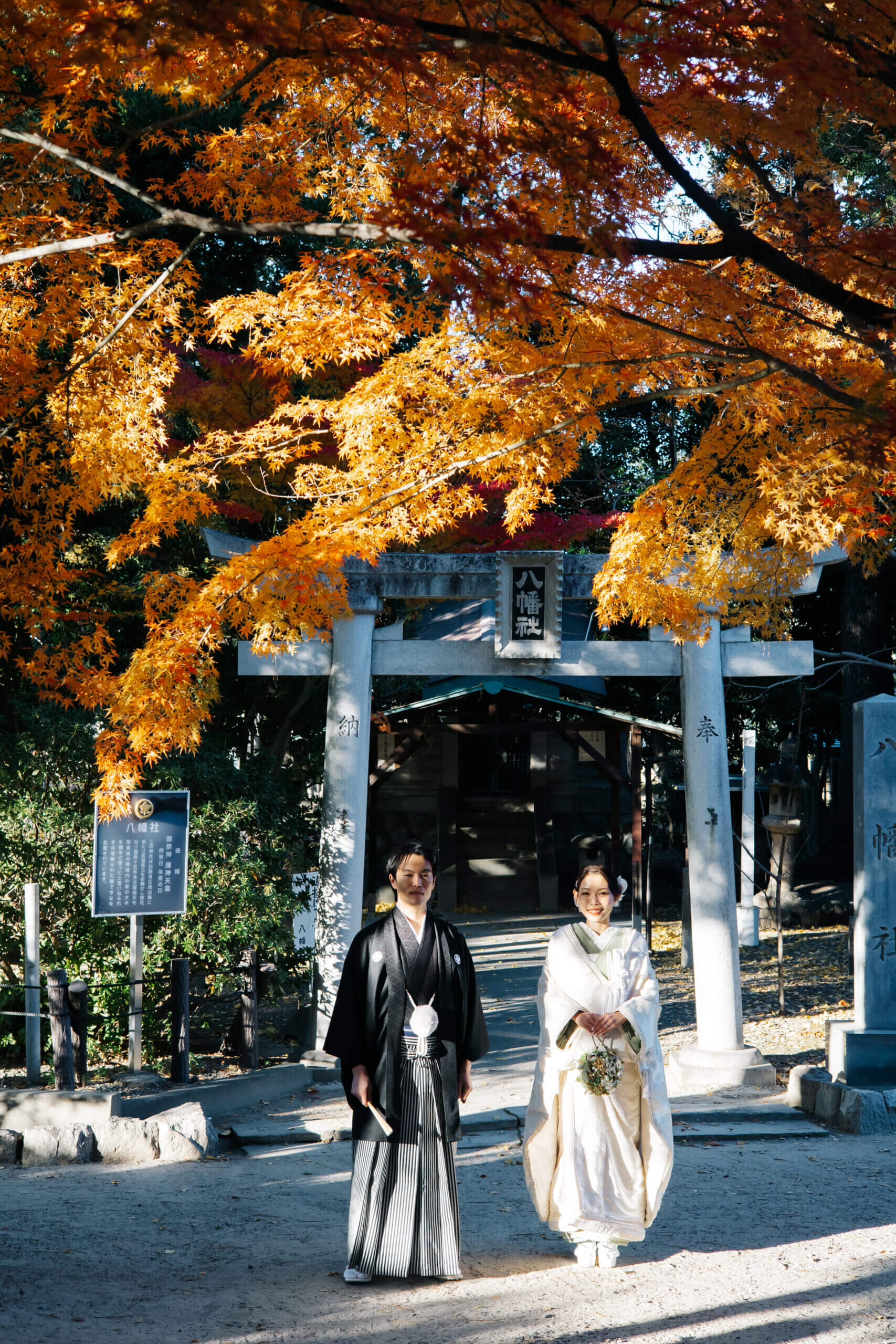 中村公園の赤い鳥居を背景にした和装撮影写真