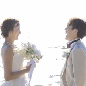 新郎新婦の前撮り撮影より きらめく水面が美しい。内海で叶える憧れの前撮り