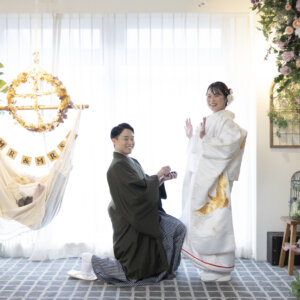 片膝をついた新郎のプロポーズに、両手を上げて喜ぶ白無垢の花嫁。名古屋のスタジオで撮る笑顔あふれる結婚写真