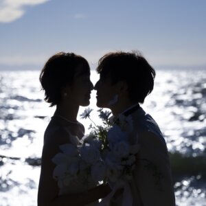 きらめく水面が美しい。内海で叶える憧れの前撮り の結婚写真・前撮りカット