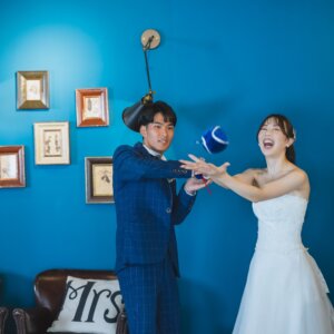 新郎新婦の前撮り撮影より アンティーク空間×ウェディングドレス｜大人花嫁のスタジオフォト