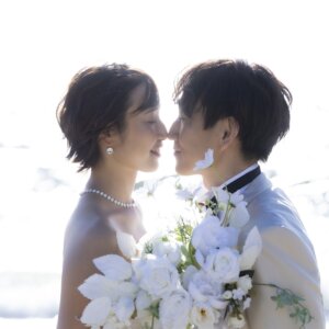 内海で撮影した新郎新婦のウェディングフォト