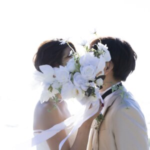 新郎新婦の前撮り撮影より きらめく水面が美しい。内海で叶える憧れの前撮り