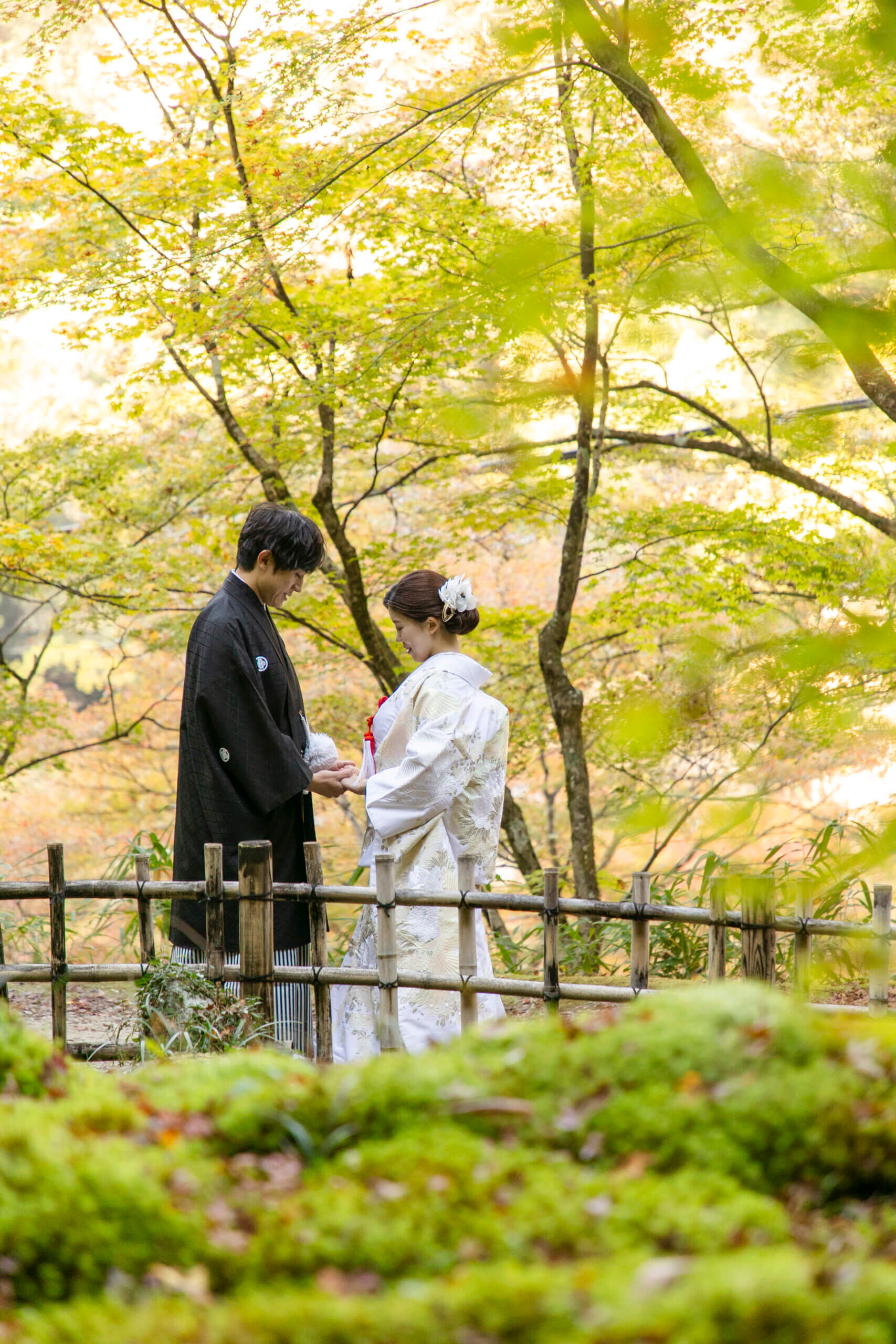 香嵐渓の渓谷と紅葉を背景にした撮影写真