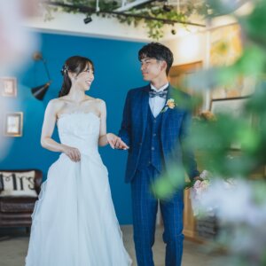 アンティーク空間×ウェディングドレス｜大人花嫁のスタジオフォト の結婚写真・前撮りカット