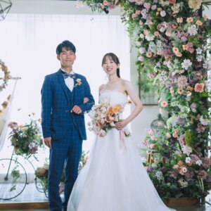 アンティーク空間×ウェディングドレス｜大人花嫁のスタジオフォト｜前撮り・フォトウェディングの撮影カット