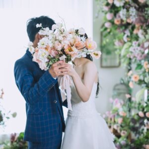 新郎新婦の前撮り撮影より アンティーク空間×ウェディングドレス｜大人花嫁のスタジオフォト