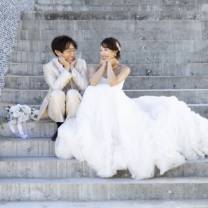 新郎新婦の前撮り撮影より きらめく水面が美しい。内海で叶える憧れの前撮り