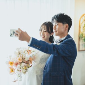 アンティーク空間×ウェディングドレス｜大人花嫁のスタジオフォト｜前撮り・フォトウェディングの撮影カット