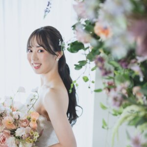アンティーク空間×ウェディングドレス｜大人花嫁のスタジオフォト｜前撮り・フォトウェディングの撮影カット