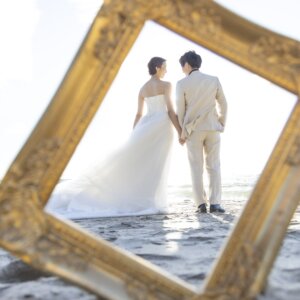 内海で撮影した新郎新婦のウェディングフォト
