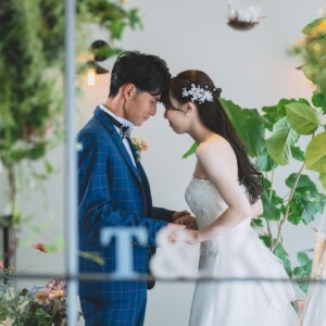 新郎新婦の前撮り撮影より アンティーク空間×ウェディングドレス｜大人花嫁のスタジオフォト