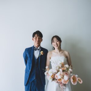 アンティーク空間×ウェディングドレス｜大人花嫁のスタジオフォト｜前撮り・フォトウェディングの撮影カット