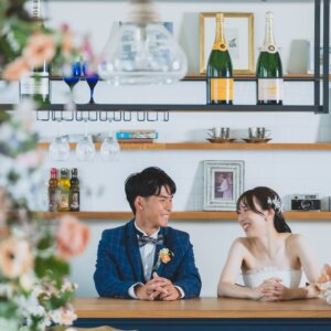 新郎新婦の前撮り撮影より アンティーク空間×ウェディングドレス｜大人花嫁のスタジオフォト
