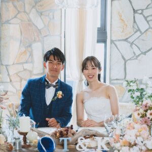 アンティーク空間×ウェディングドレス｜大人花嫁のスタジオフォト｜前撮り・フォトウェディングの撮影カット