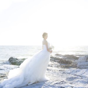 きらめく水面が美しい。内海で叶える憧れの前撮り の結婚写真・前撮りカット