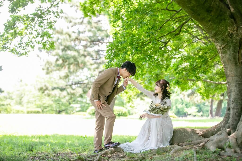 庄内緑地公園の芝生広場を背景にした洋装ロケーションフォト