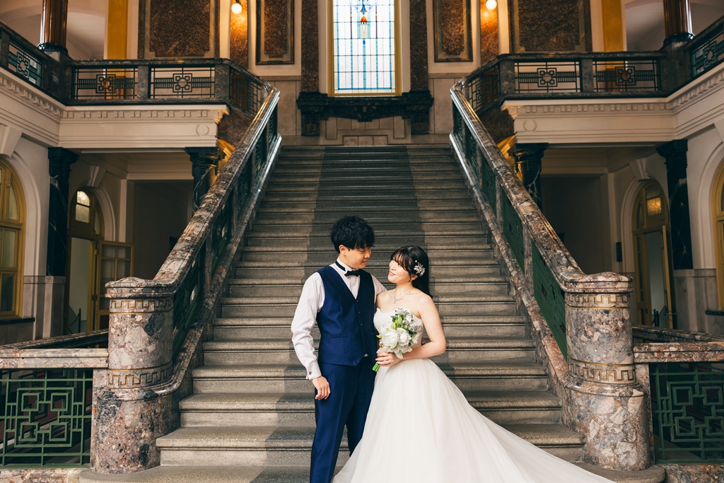 さまざまなブーケを手に撮影を楽しむ新婦のイメージ写真