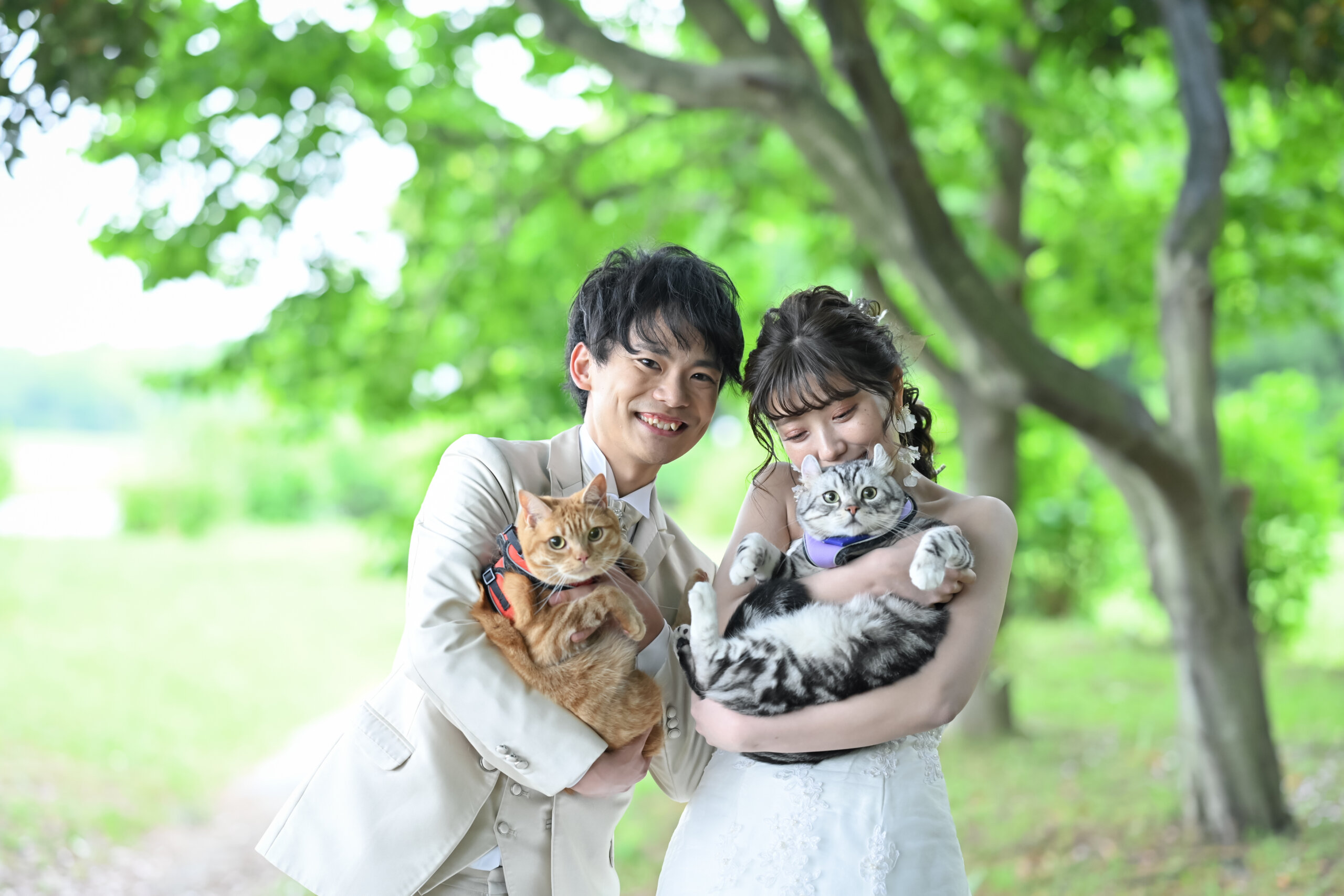 庄内緑地公園で愛犬と歩く新郎新婦のメイン写真