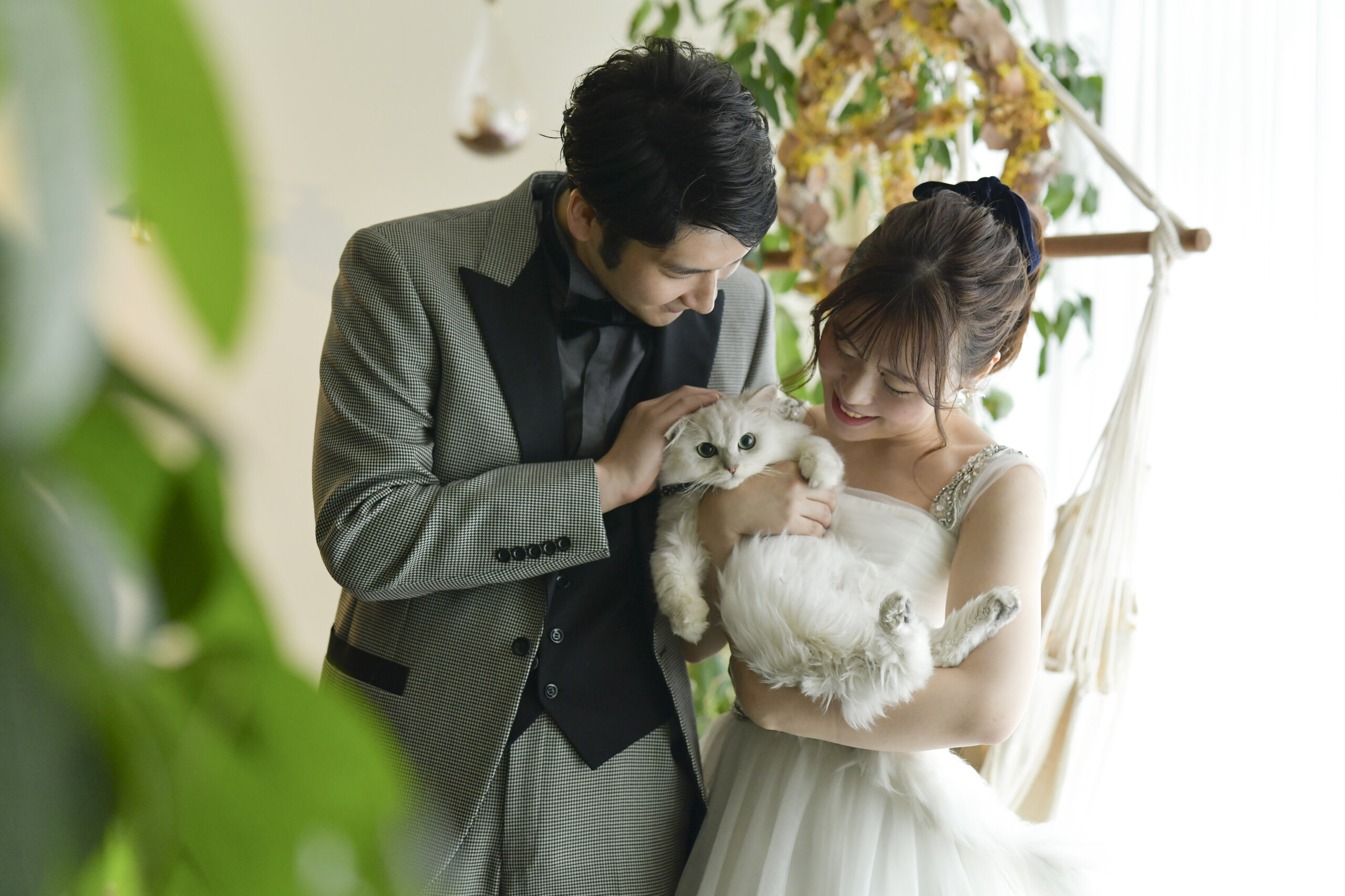 和装スタジオで猫と寄り添う新郎新婦の写真