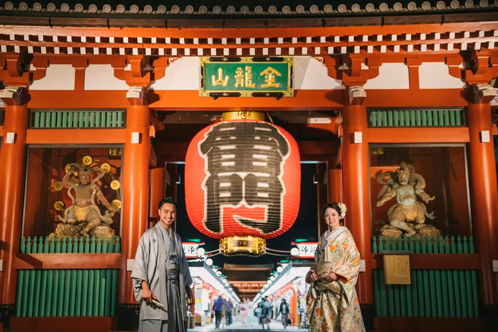 浅草寺とスカイツリーを背景にした和装ロケーションフォト