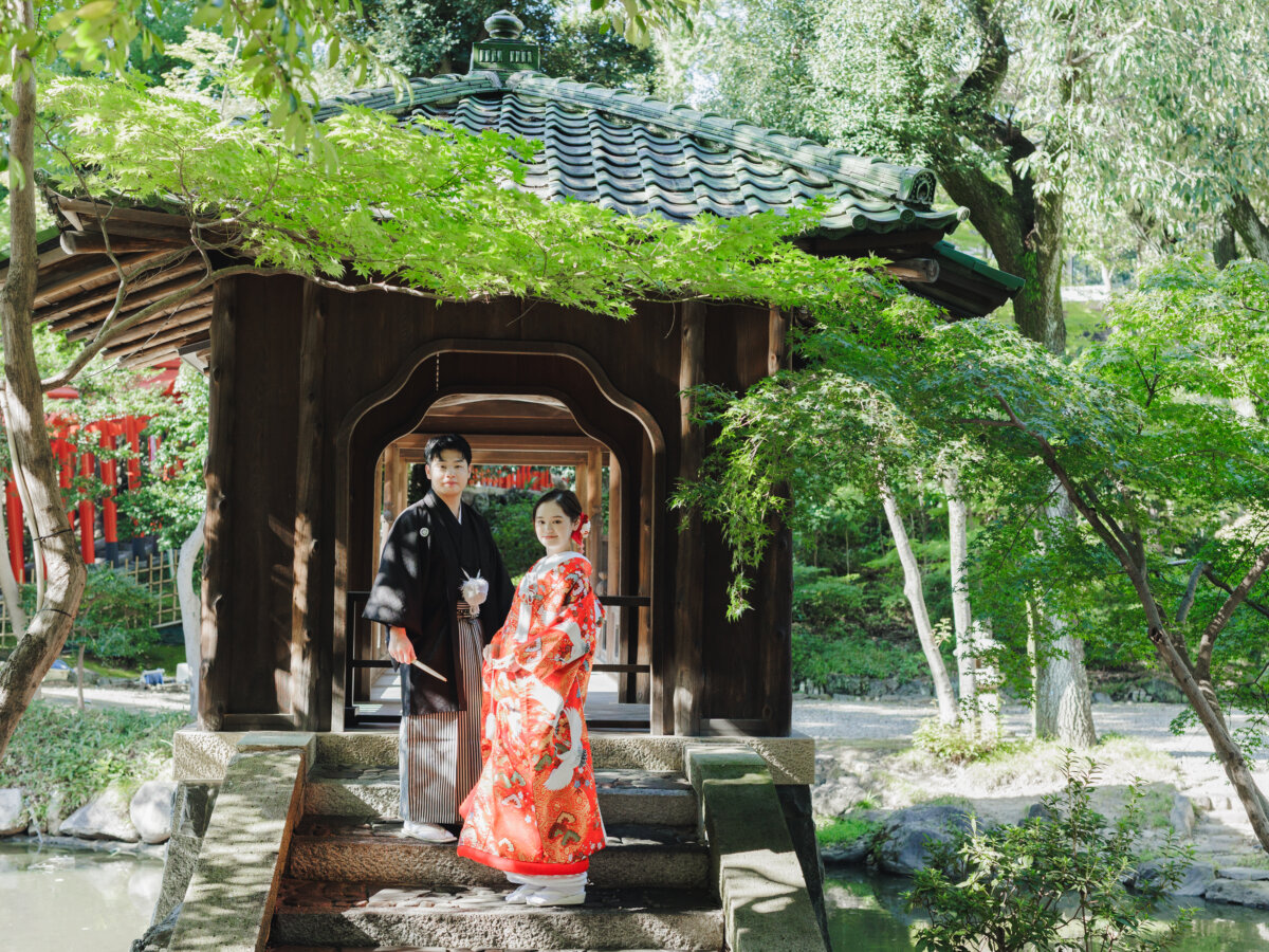 揚輝荘で撮影した新郎新婦のウェディングフォト