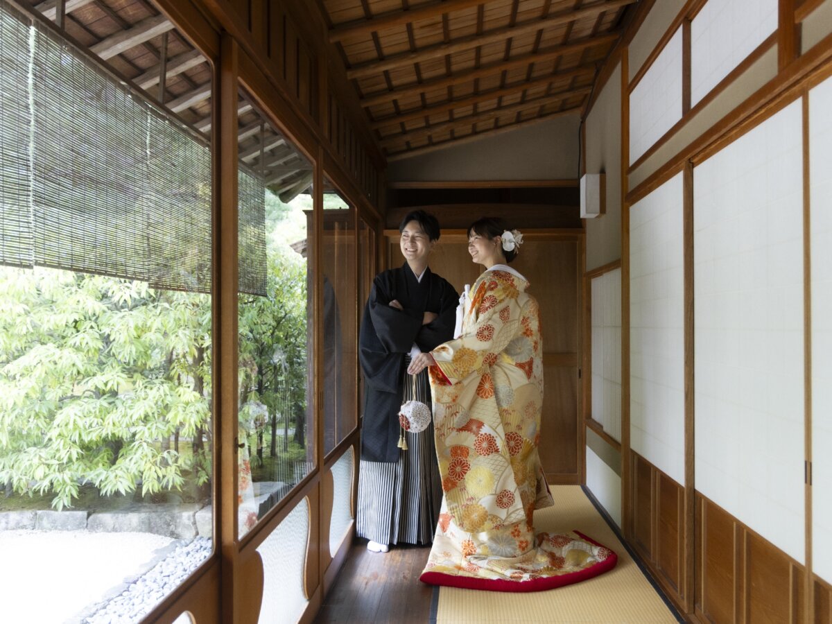 白鳥庭園で撮影した新郎新婦のウェディングフォト